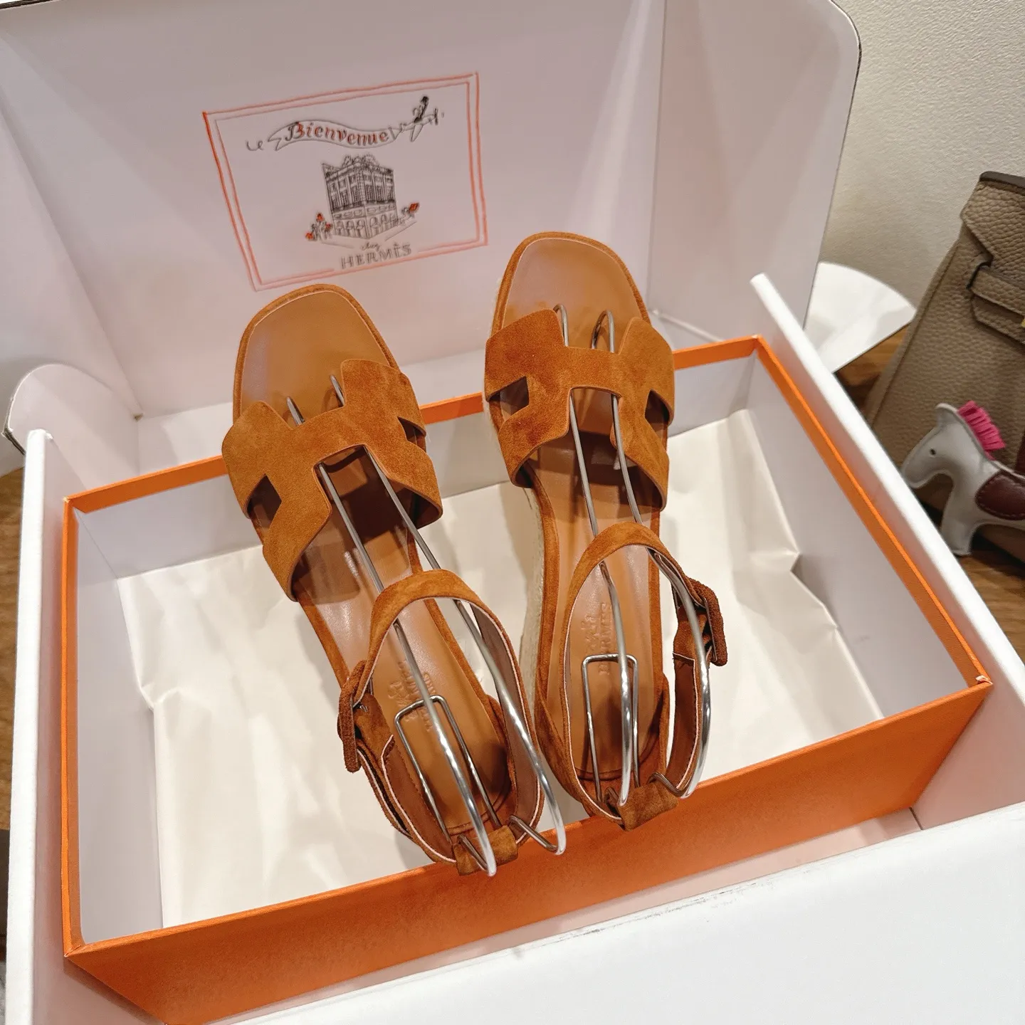 👟👟Ex-factory price 720👟👟 Hermes... a Eclair 2025 new color + popular series, the version is super positive, with a certain thickness, which makes the legs longer! Breathable, comfortable calfskin, spring and summer color matching, this item is both beautiful and comfortable! Channel supply code size: 35-39 can be ordered as 40.41 with airplane box ➕20